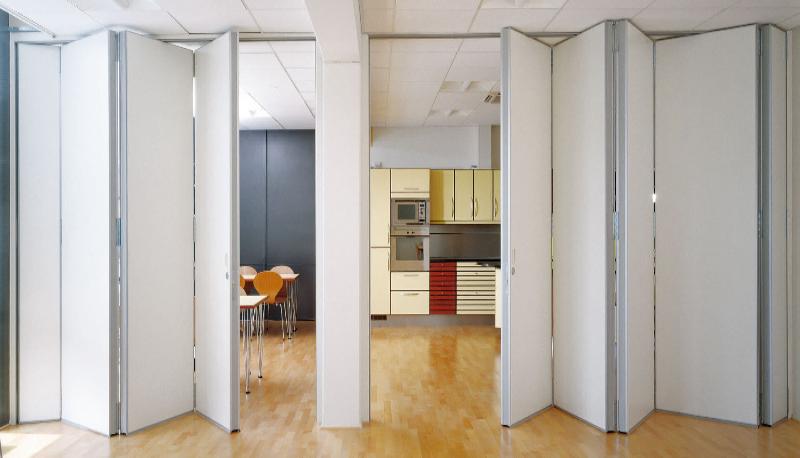 Складные алюминиевые перегородки (“гармошка”): особенности, применение, плюсы и минусы.