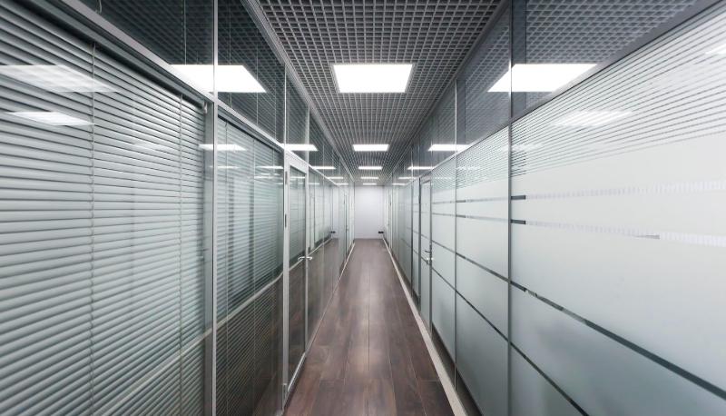 Алюминиевые перегородки с жалюзи: регулировка освещения и приватности.